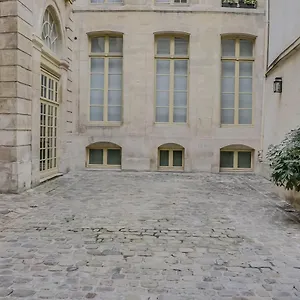Apartment Unit 007 Marais Pompidou, Paris