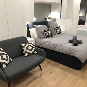 Apartment Design Proche Champs-elysees, Paris